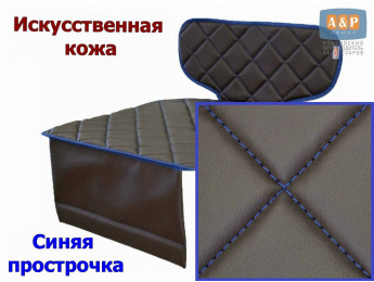 Коврик под детское автокресло-бустер. Искусственная кожа. Цвет: коричневый с синей прострочкой Ромб.